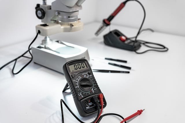 Amperomierz magnetoelektryczny – zasada działania i zastosowania